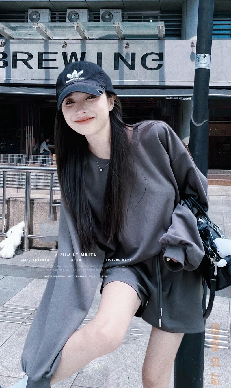 女短卫衣怎么搭配裤子_卫衣配裤裙，时尚百搭！