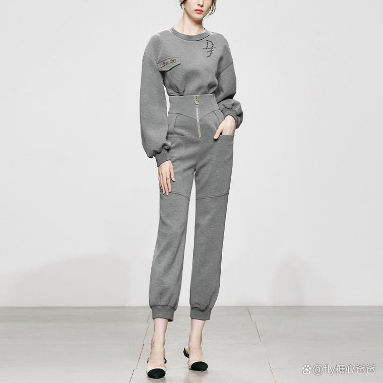 深灰色裤子配什么上衣_深灰裤子配什么上衣好看? 深灰色裤子配什么上衣_深灰裤子配什么上衣好看?