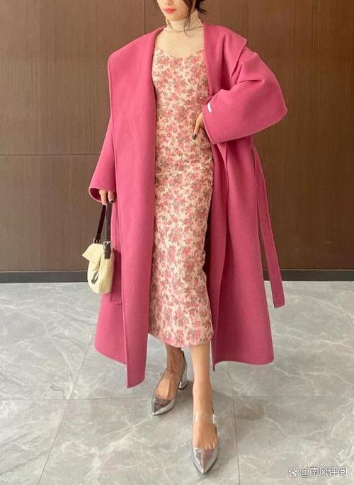 皮粉色大衣配什么内搭_皮粉色大衣搭配内搭显个性，红白黑蓝皆好看！