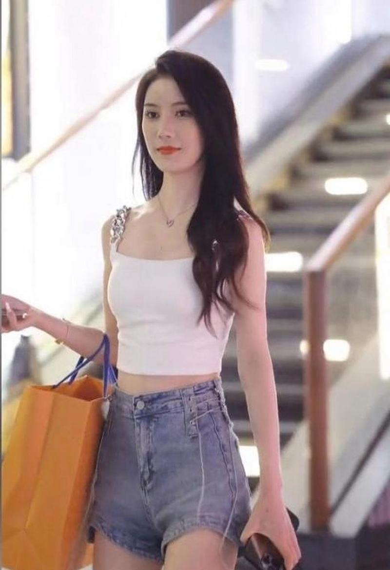 小吊带配短热裤_夏日吸睛经典,自信百搭必备! 小吊带配短热裤_夏日吸睛经典,自信百搭必备!