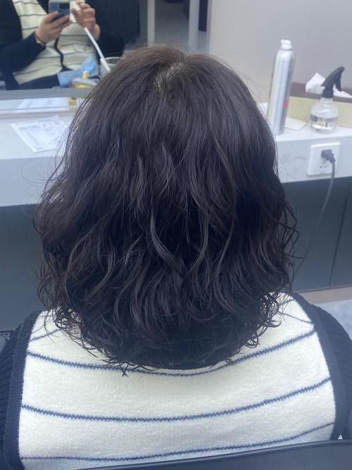 刚烫完的头发毛躁蓬松_烫发毛躁蓬松？试试这些抚平小妙招！