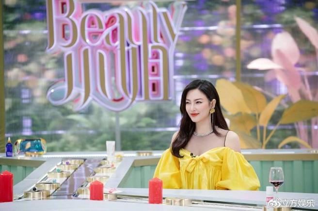 张雨绮蝴蝶结穿搭_张雨绮戴蝴蝶结,时尚突破展自信 张雨绮蝴蝶结穿搭_张雨绮戴蝴蝶结,时尚突破展自信