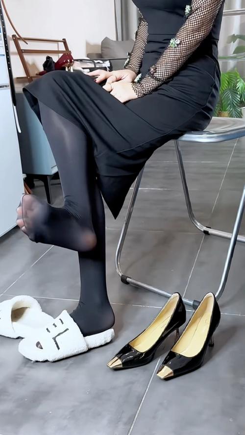 厚黑连裤袜配高跟鞋配连衣裙_显瘦气质黑色连裤袜选购与穿搭技巧