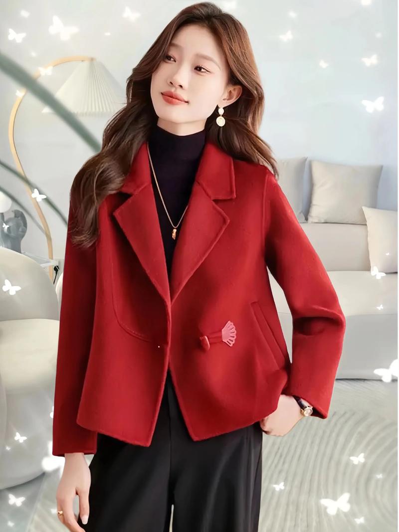 红大衣里面搭配什么颜色好看_红色大衣内搭搭配,穿出不同风格与高级感 红大衣里面搭配什么颜色好看_红色大衣内搭搭配,穿出不同风格与高级感