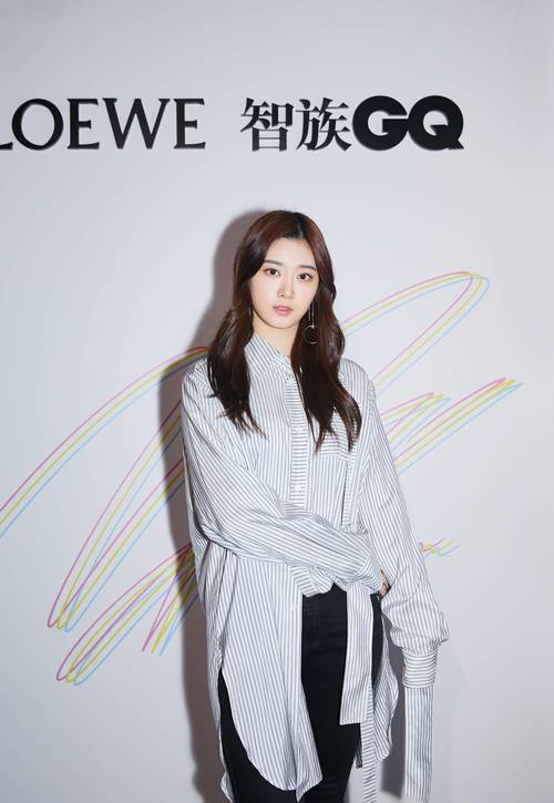 金色短裙配什么颜色长靴_金色短裙配长靴，黑色经典显稳重性感