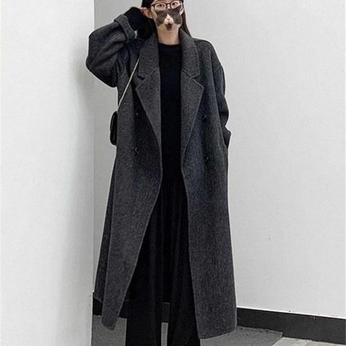 深灰色外套配什么裤子_深灰外套巧搭配，秋冬时尚轻松搭