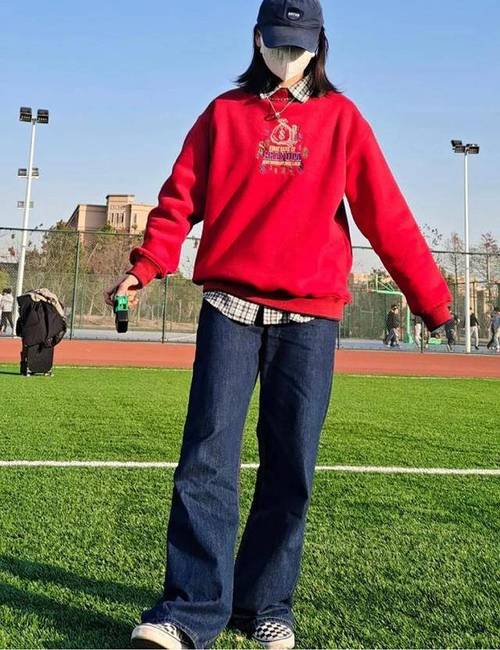 男上衣红色下身配什么_红色上衣配裤，黑白灰显气质，个性活力随心搭！