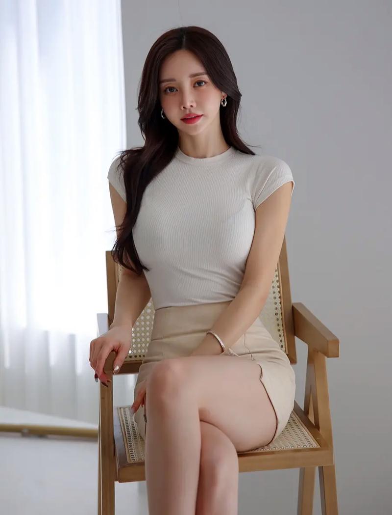 修身针织衫搭配包臀裙_蓝色针织衫配黑包臀裙，显瘦显高显女人味