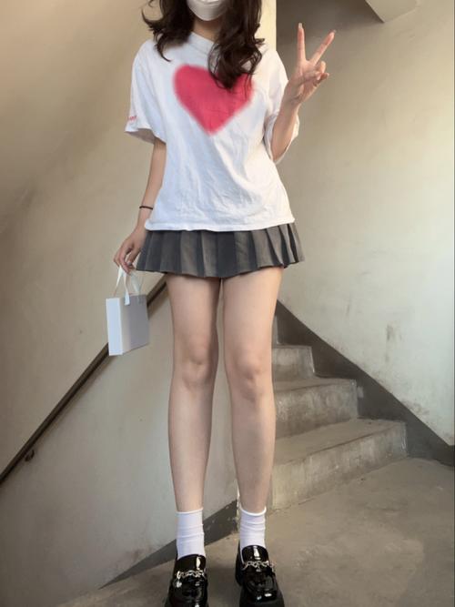 配小红裙穿什么颜色的皮鞋_黑白金米色，优雅百搭！