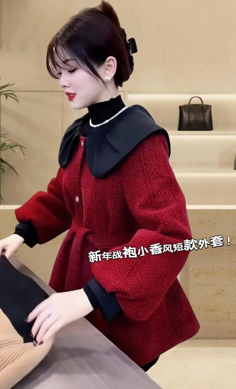 酱红色短款外套搭配_酱红外套百搭显白，时尚必备