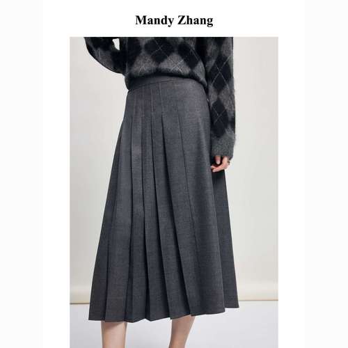 深灰色半身裙怎么搭配_百搭深灰半身裙，优雅气质轻松穿！