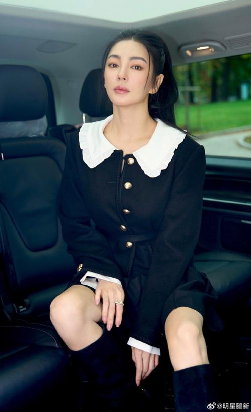 张雨绮短裙配长筒靴_黑卫衣配格纹裙，亮面短裙配长靴，时尚又显高