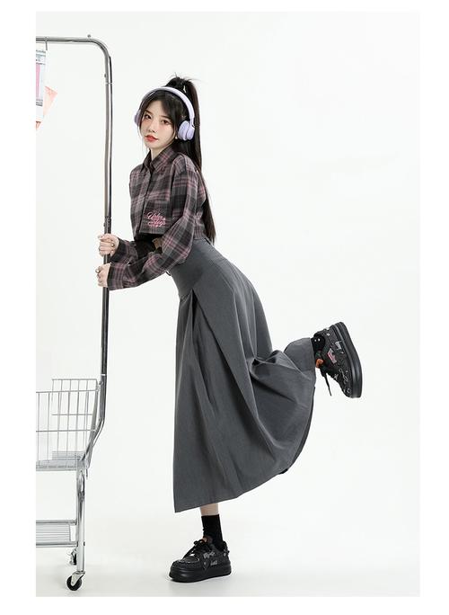 深灰色裙子配什么上衣_T恤西装皮夹克皆宜