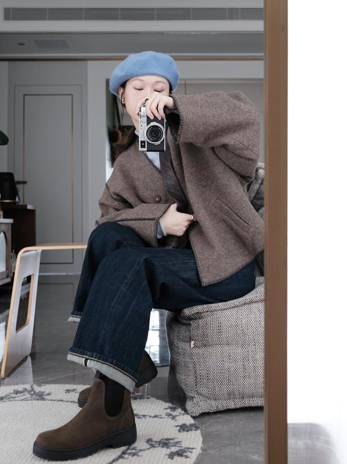 短呢子外套怎么配裤子_短呢外套怎么搭？色款材质全解析