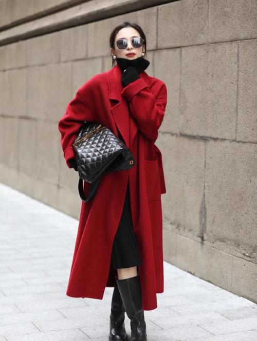 红呢子大衣配什么内搭_红呢大衣搭对显高级，通勤约会周末都好看