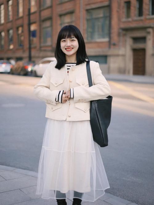 配纱裙的小外套_粉纱裙怎么搭？甜酷温柔小香风外套任选！