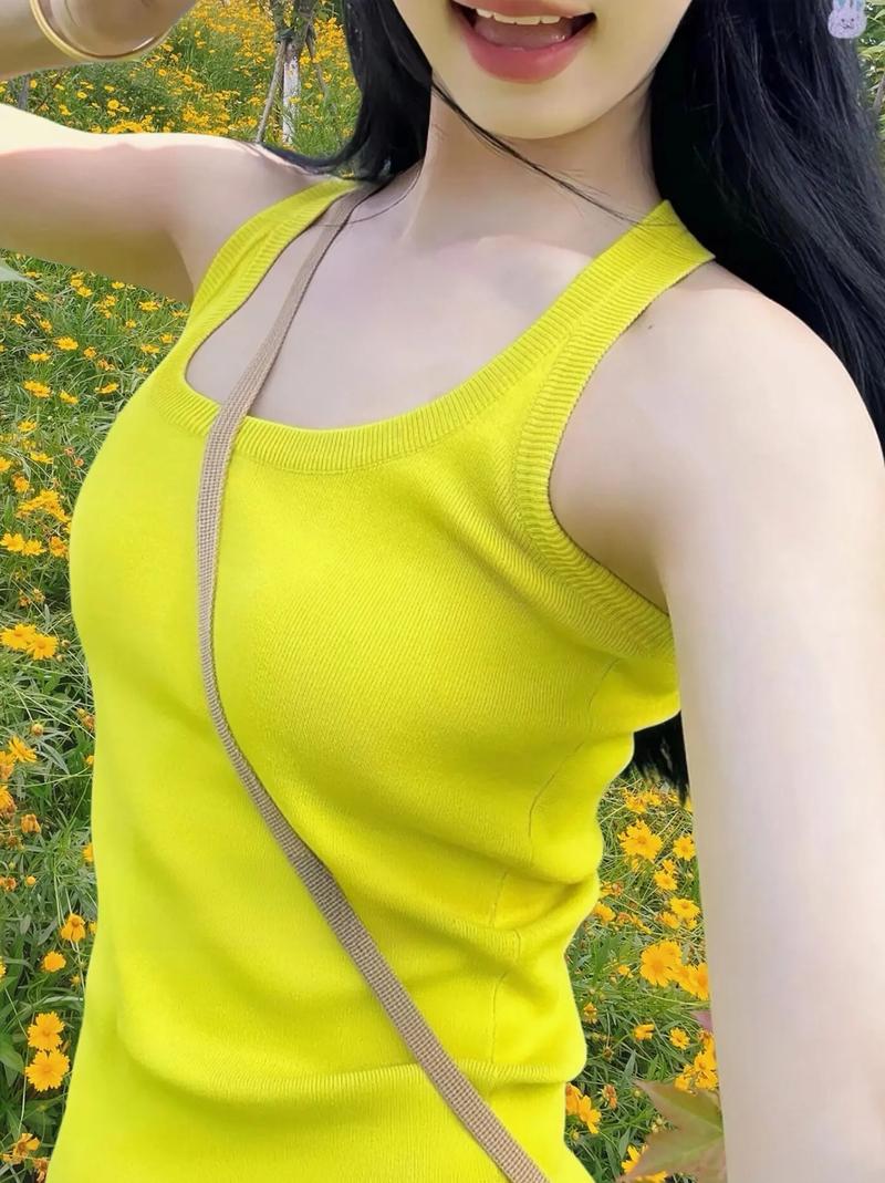 金黄色小吊带配什么下装_黄色吊带百变穿搭，时尚又好看！