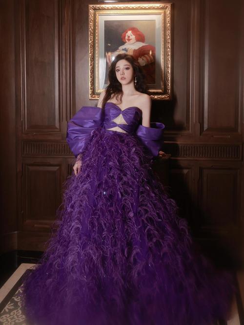 粉紫色缎面裙子搭配_粉紫裙时尚搭配，优雅又吸睛！