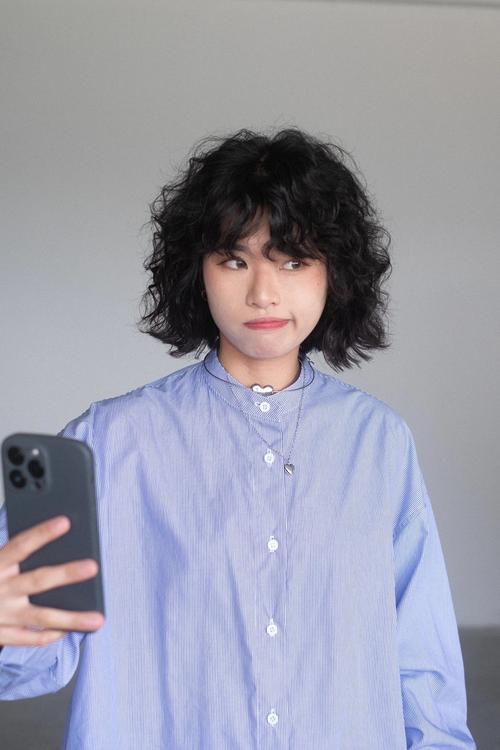 莱斯利卷蓬松刘海照片_蓬松慵懒，百搭时尚