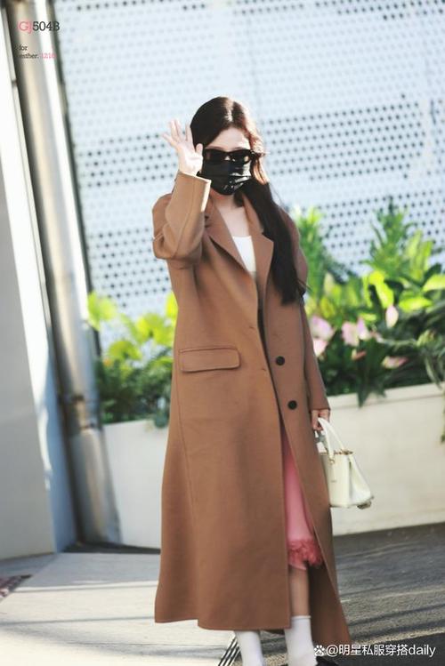 深褐色裙子搭配外套_深褐裙搭配外套，时尚百搭显高级