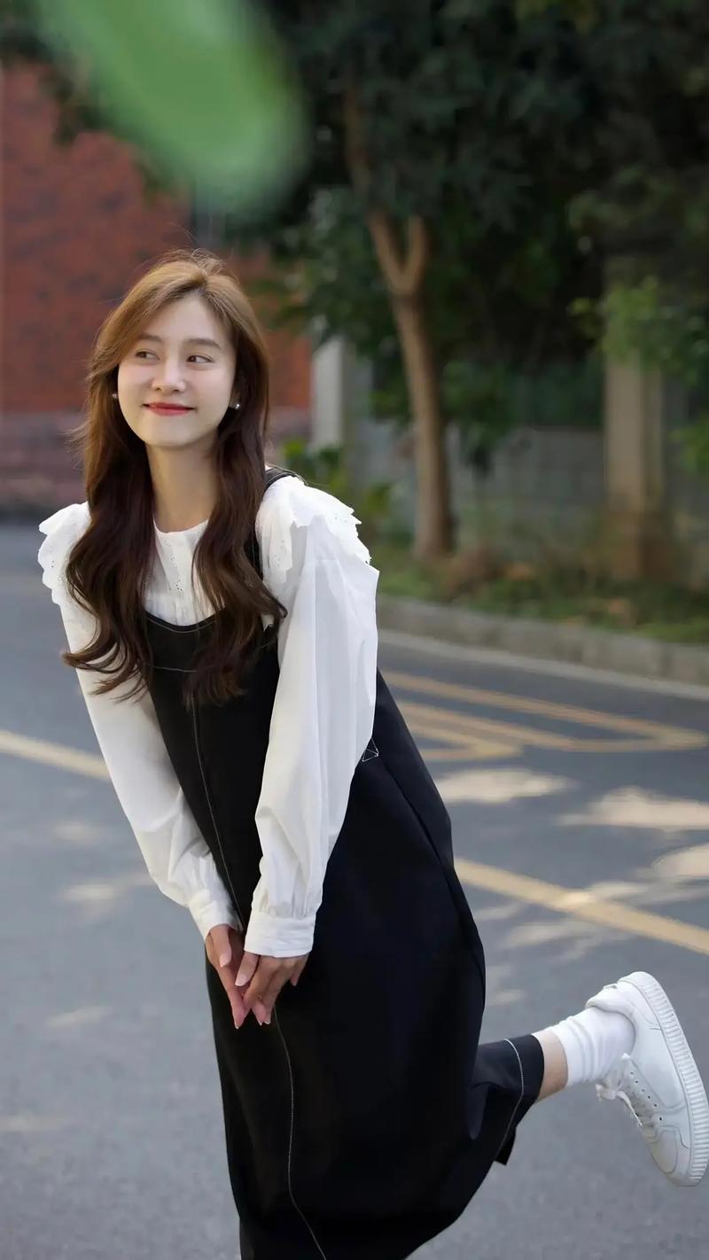 小衬衣搭配裙子_衬衫配裙子的时尚穿搭全攻略 小衬衣搭配裙子_衬衫配裙子的时尚穿搭全攻略