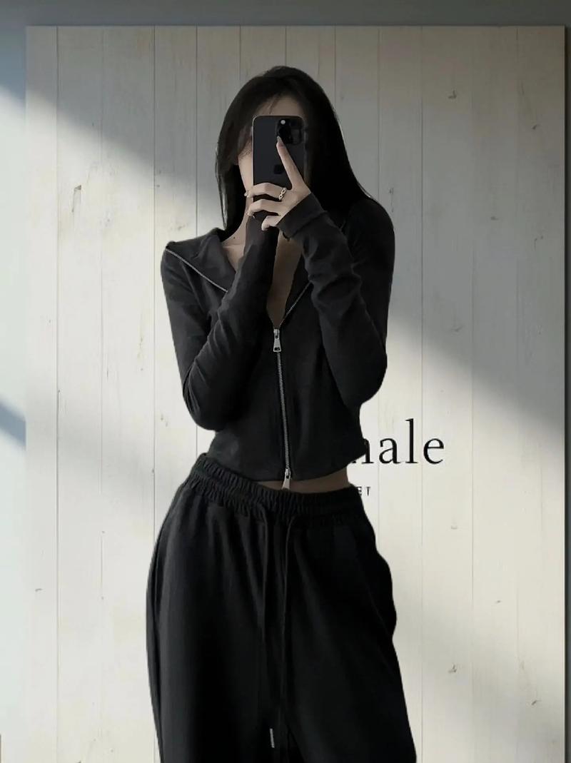 深灰色外套怎么搭配下半身_深灰外套百搭显高级，秋冬必备穿搭法