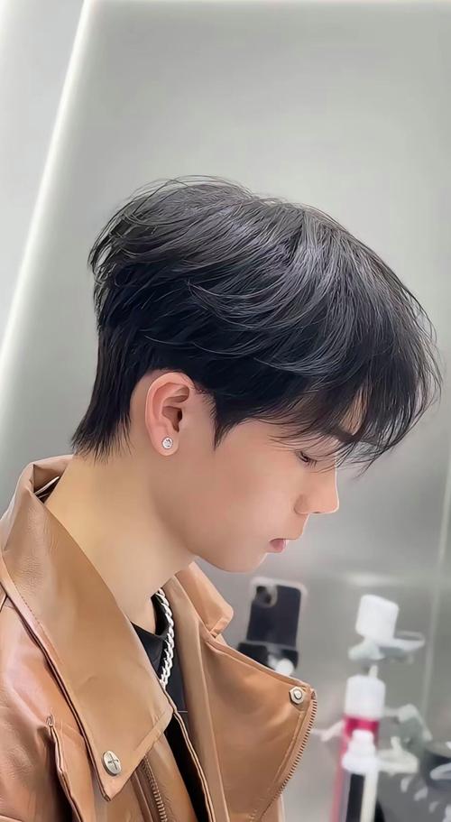 做个帅帅的发型_发型个性尽显，短清爽，韩潮欧美风可选，银灰金色染发流行