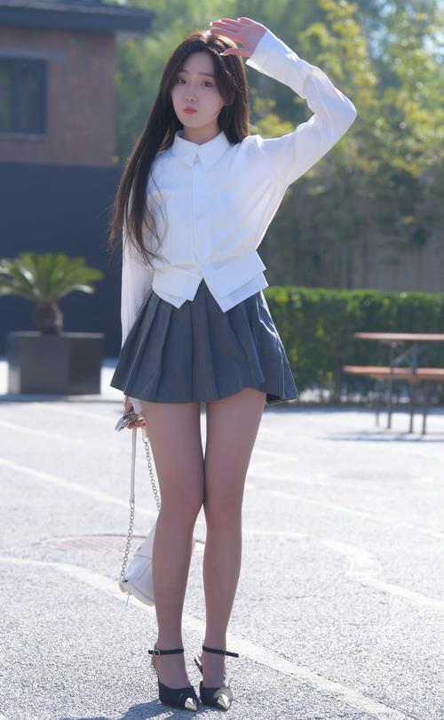 穿超短裙的女生都是什么心理_表达自由与自信