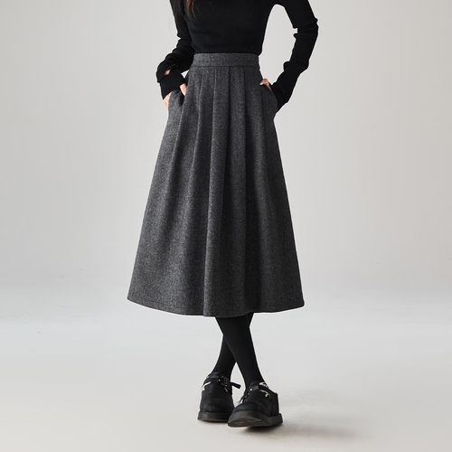 深灰色呢子半身裙上衣搭配_各种上衣搭配深灰色半身裙，洋气显个性！