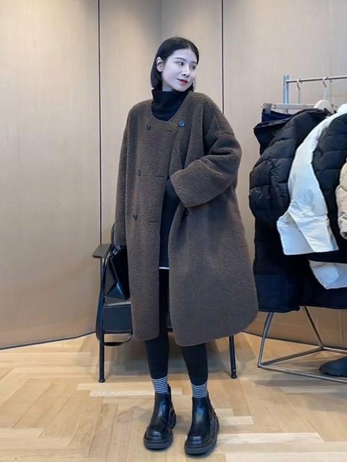 奶咖色羊毛大衣搭配什么下装_奶咖色羊毛大衣，百搭时尚显气质