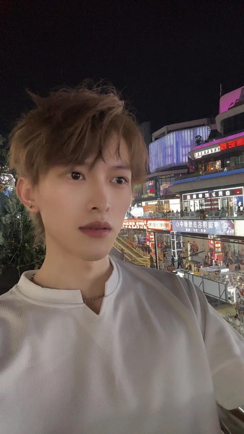 我去弄了个时兴的发型_秀莲新发型引发经典讨论