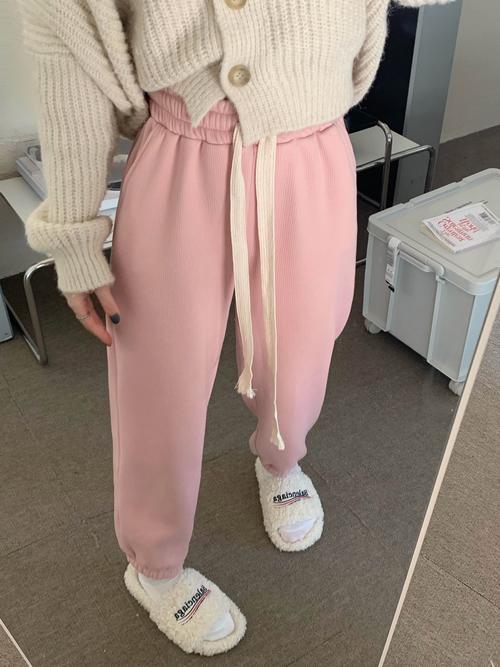 皮粉色运动裤配什么上衣_优雅清新又时尚 皮粉色运动裤配什么上衣_优雅清新又时尚