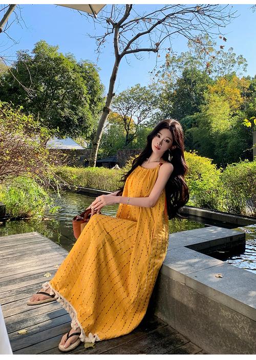 黄裙子搭配鞋子_夏日亮黄裙配黑衣，显高挑显气质