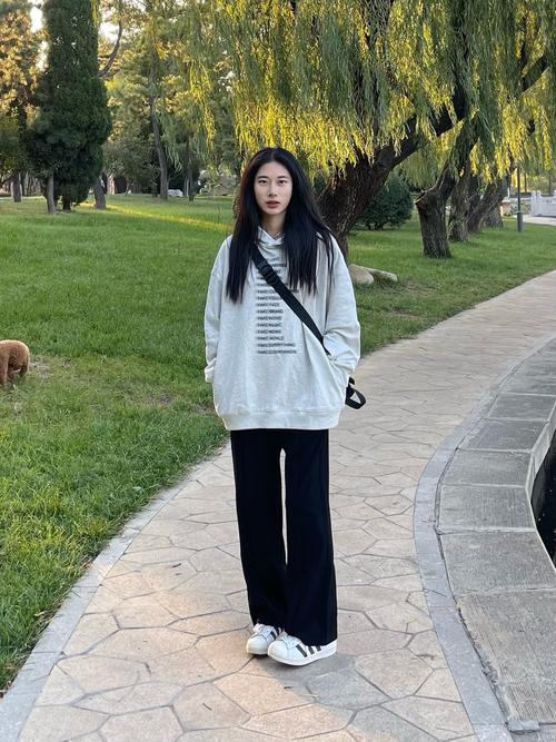 戴帽卫衣配休闲西服外套_连帽卫衣搭西装,时尚休闲又百搭! 戴帽卫衣配休闲西服外套_连帽卫衣搭西装,时尚休闲又百搭!