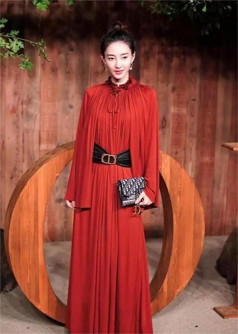 锈红色裙子配什么外套_黑白灰米深蓝，各显风格