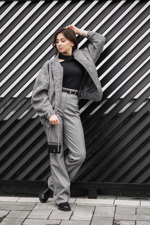 深灰色裤子最佳配色表_深灰裤子百搭，配白黑蓝上衣显气质，穿出多种风格