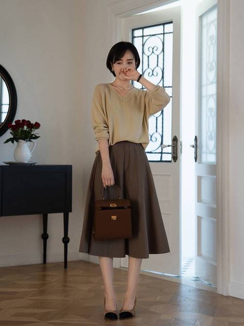 浅咖色半身裙配什么上衣_百搭时尚，风格随心变