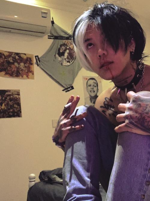 阴阳头莫西干式发型女_女明星流行阴阳头，个性十足显气质！