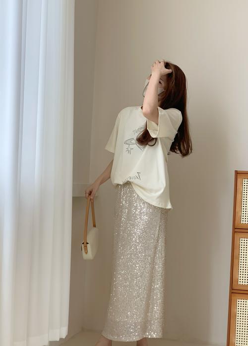 香槟裙子配什么色上衣_香槟裙百搭优雅，配纯色或同色系上衣，秋冬搭毛衣外套时尚