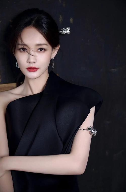 李一桐黑长直齐刘海搭配鎏金裙_李一桐鎏金长裙，气质如公主般迷人