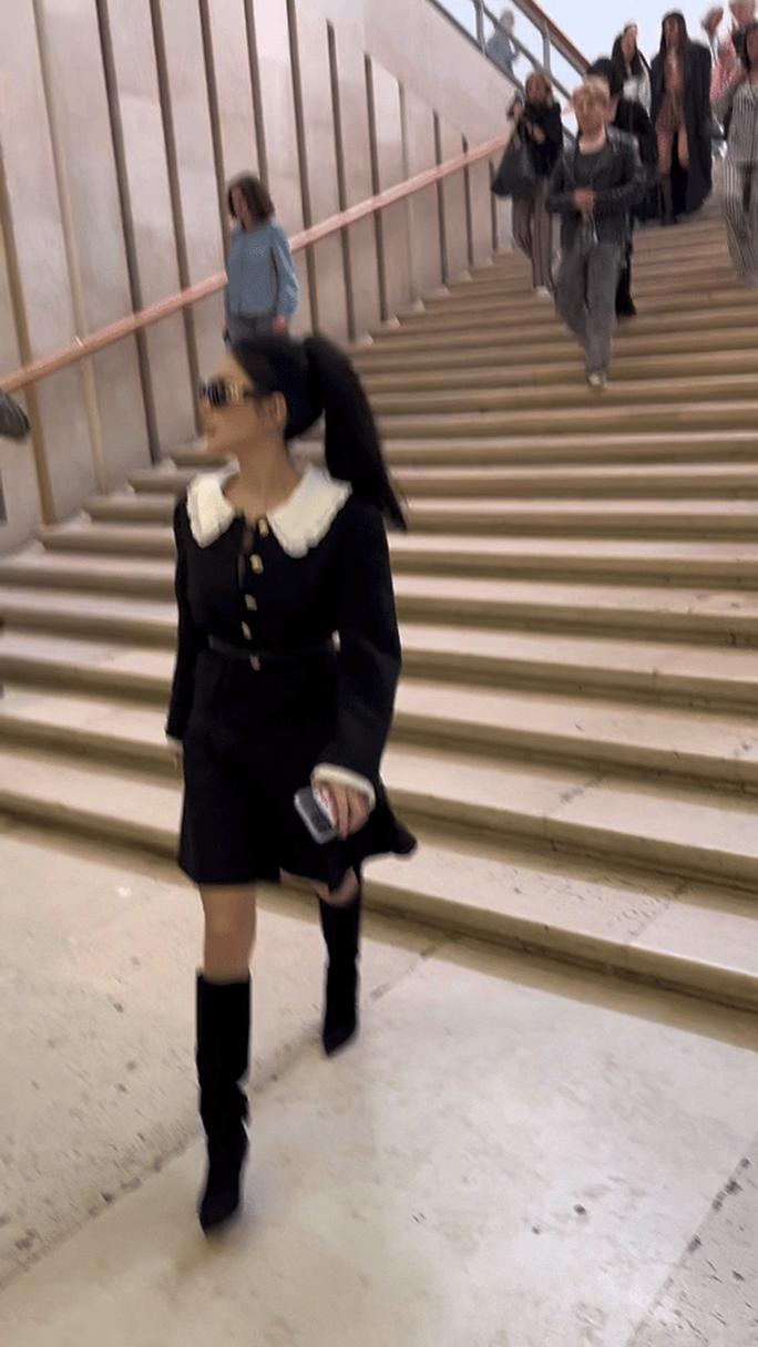 张雨绮身穿亮面短裙搭配一双长筒靴_张雨绮亮面短裙长筒靴，吸睛显高挑！