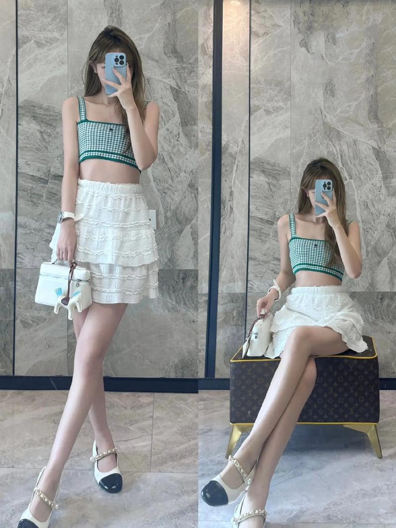 小吊带配上超短裙_灰吊带短裙搭出优雅气质