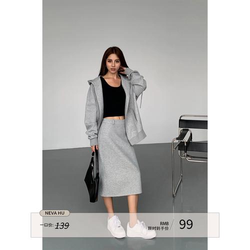 深灰色包臀裙怎么搭配_显瘦百搭，通勤约会皆宜！