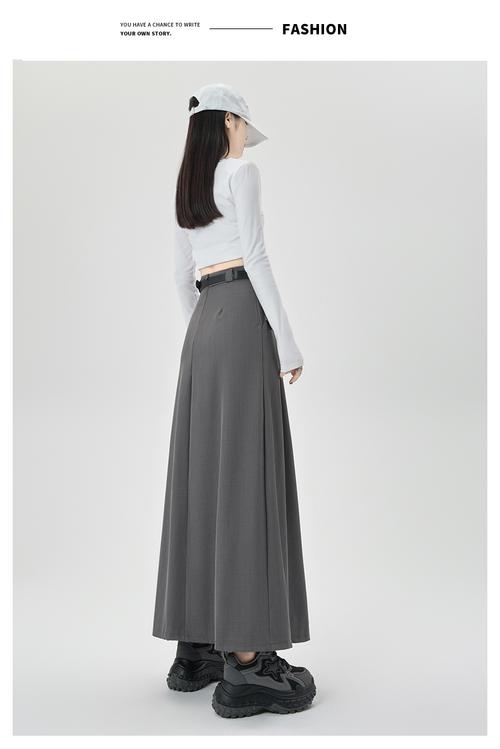 深灰色长裙配什么裤子_深灰长裙百搭时尚，多场合穿搭推荐