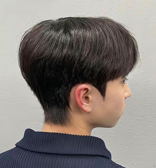 两头凸起中间凹下去的发型_M字发际线男士的遮盖技巧