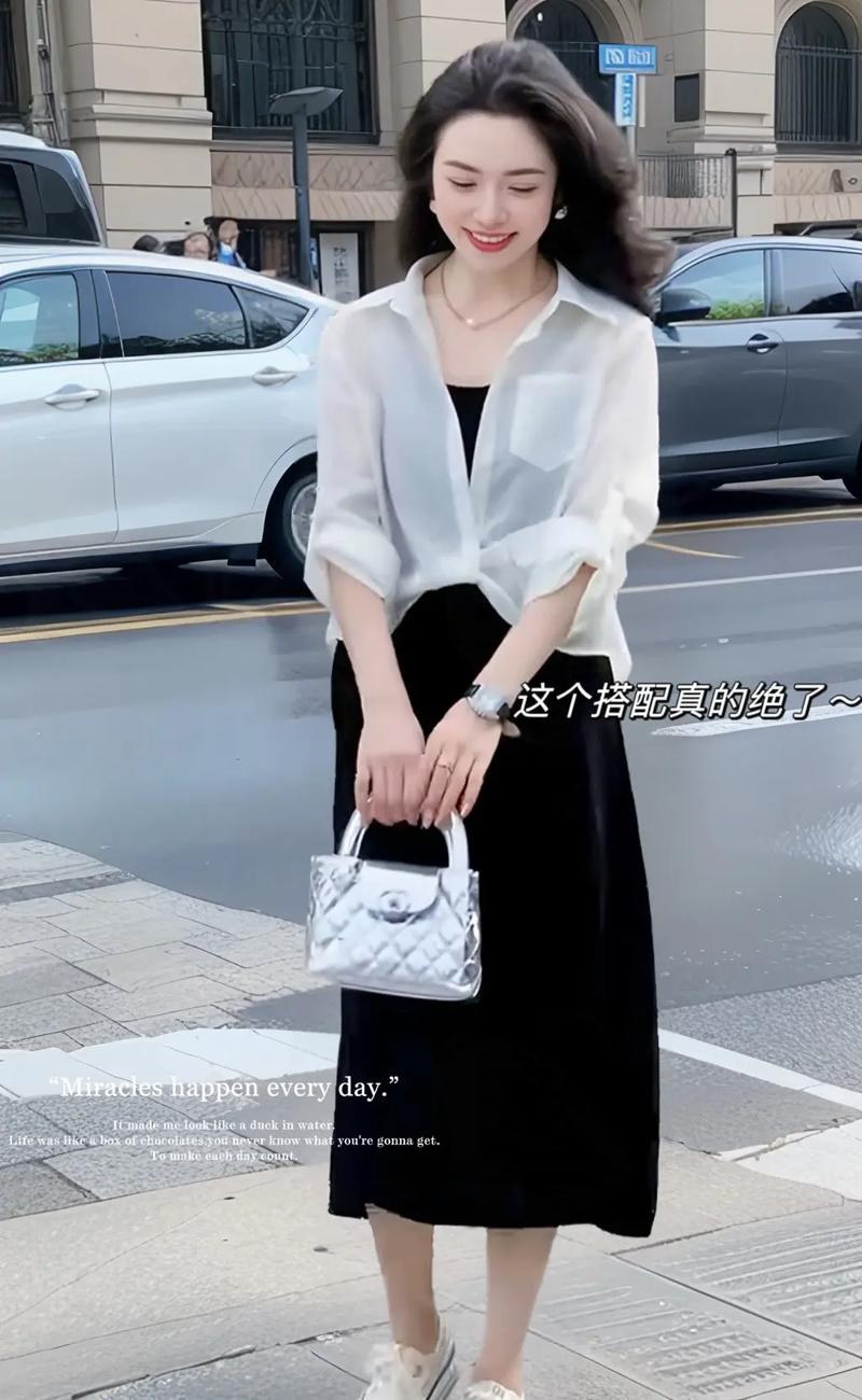 小吊带裙子搭配衬衫_吊带裙百变穿搭，穿出不同气质！