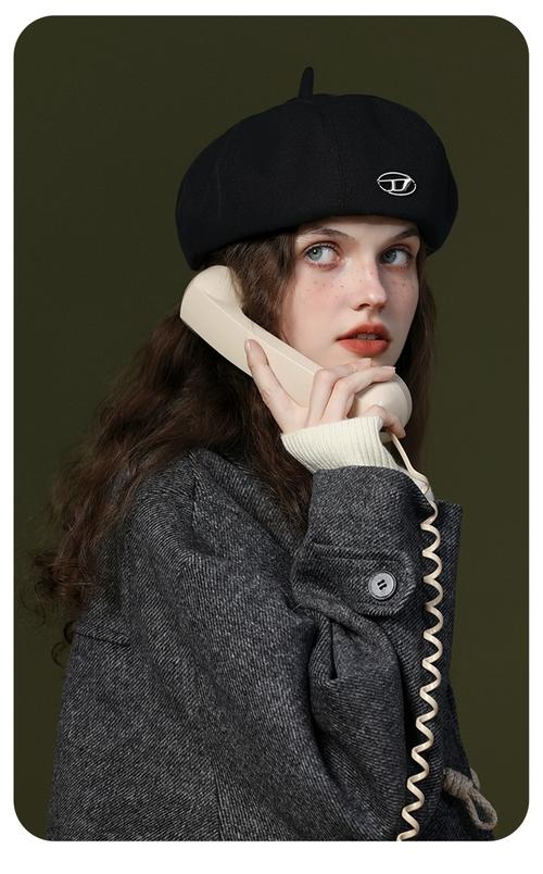 无帽檐贝雷帽搭配衣服_白色贝雷帽百搭时尚，提升造型层次