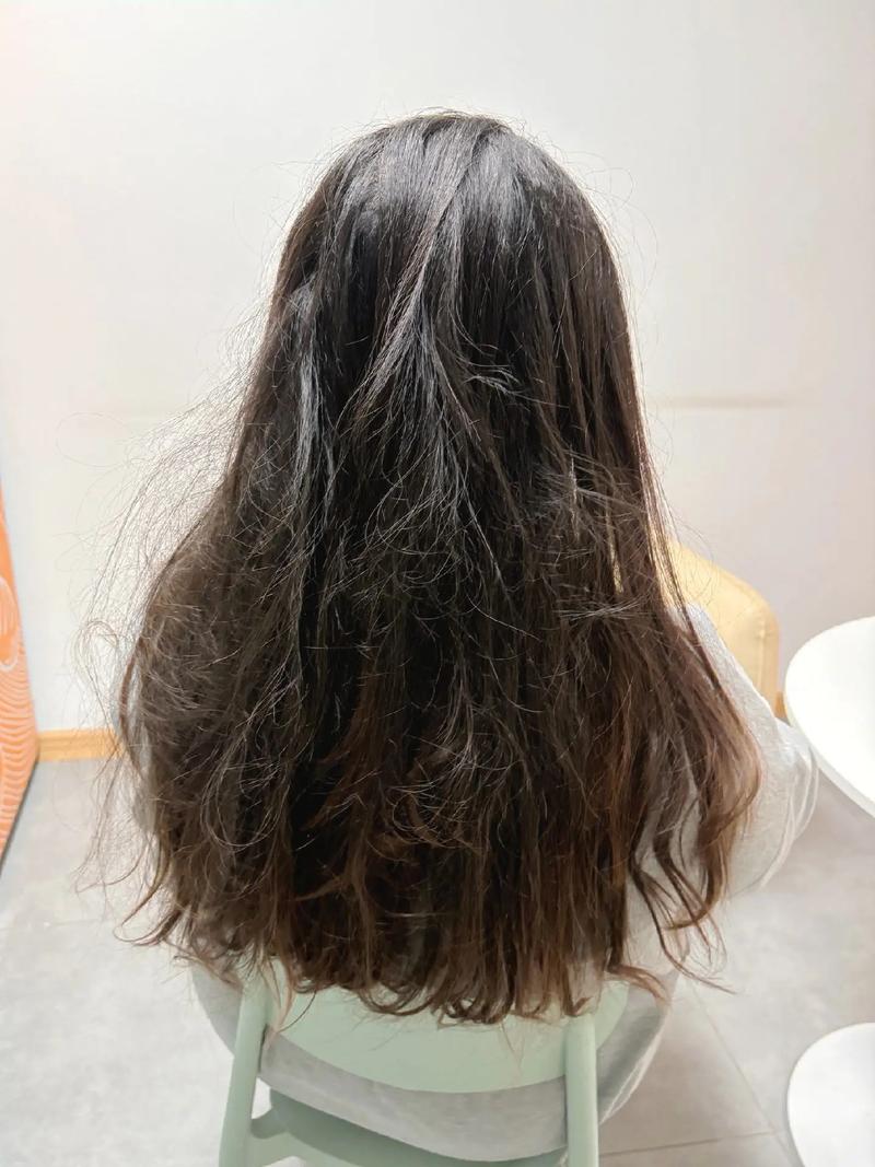 刚烫的头发不卷了怎么办_烫发湿发不卷怎么办？