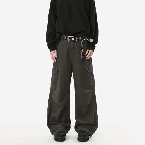 深灰色工装裤搭配什么颜色上衣_深灰工装裤百搭，搭T恤牛仔卫衣显个性