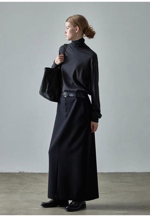 深灰色半裙的最佳配色_深灰半裙百搭优雅，时尚穿搭全攻略